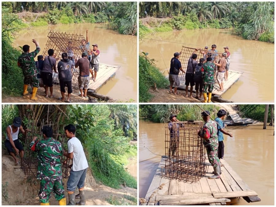 Semangat Kemanunggalan, Babinsa dan Warga Angkut Besi Pondasi Jembatan Pakai Ponton Kayu
