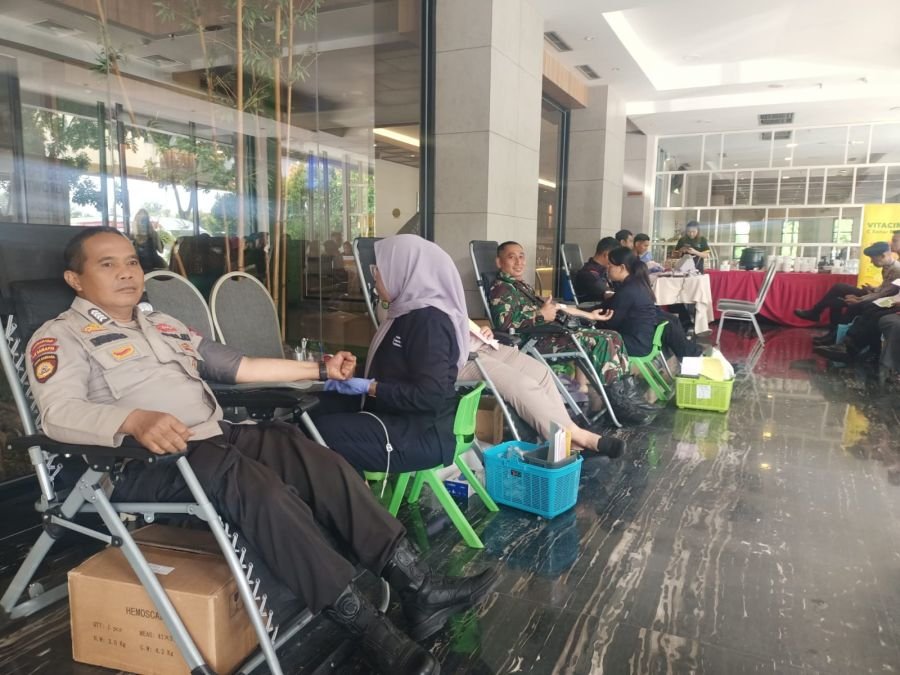Semangat Kemanusiaan di Hari Bhayangkara, Babinsa Turut Donorkan Darah untuk Sesama