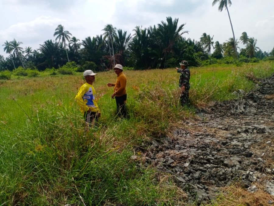Semangat nya seorang Babinsa Koramil 02 Tebing Tinggi mengajak masyarakat melai untuk mencegah api