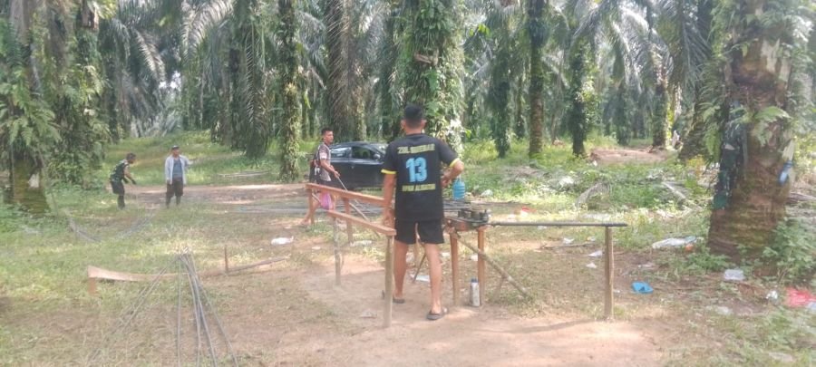 Semangat Personel Kodim 0302/Inhu Terus Berjibaku Segera Selesaikan Jembatan Printis Garuda.