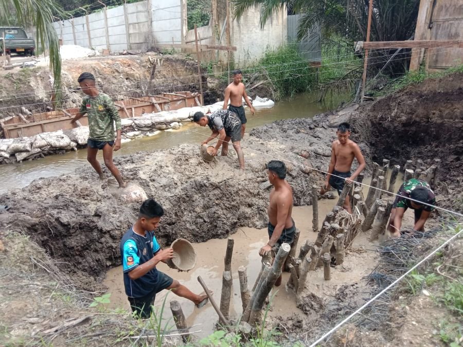 Semangat Personel Tak Surut Meski Berlumpur di Pembangunan Jembatan Garuda Armco
