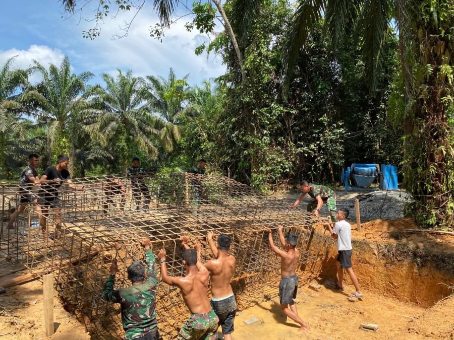 Semangat Prajurit Yonif TP 850/SC Bangun Jembatan Desa