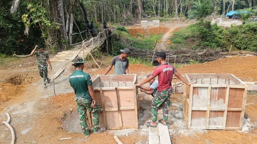 Semangat Prajurit Yonif TP 850/SC Bangun Jembatan Desa