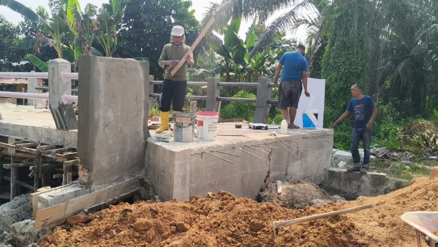 Semangat Tak Kenal Terik, Kodim 0301/Pekanbaru Kawal Pembangunan Jembatan Garuda Beton