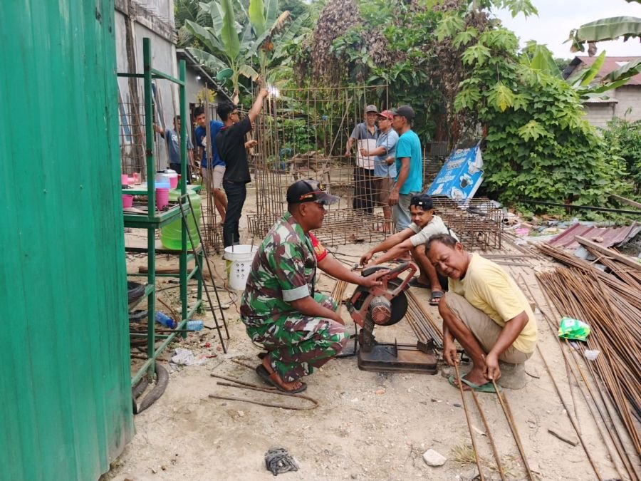 Semangat Tak Kendor, Babinsa 09/KMG dan Warga Tuntaskan 35% Perakitan Besi Jembatan Gantung