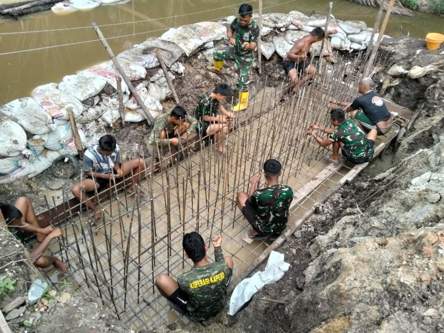 Semangat Tanpa Batas, TNI dan Warga Bahu-Membahu Wujudkan Jembatan Garuda di Rumbai Barat