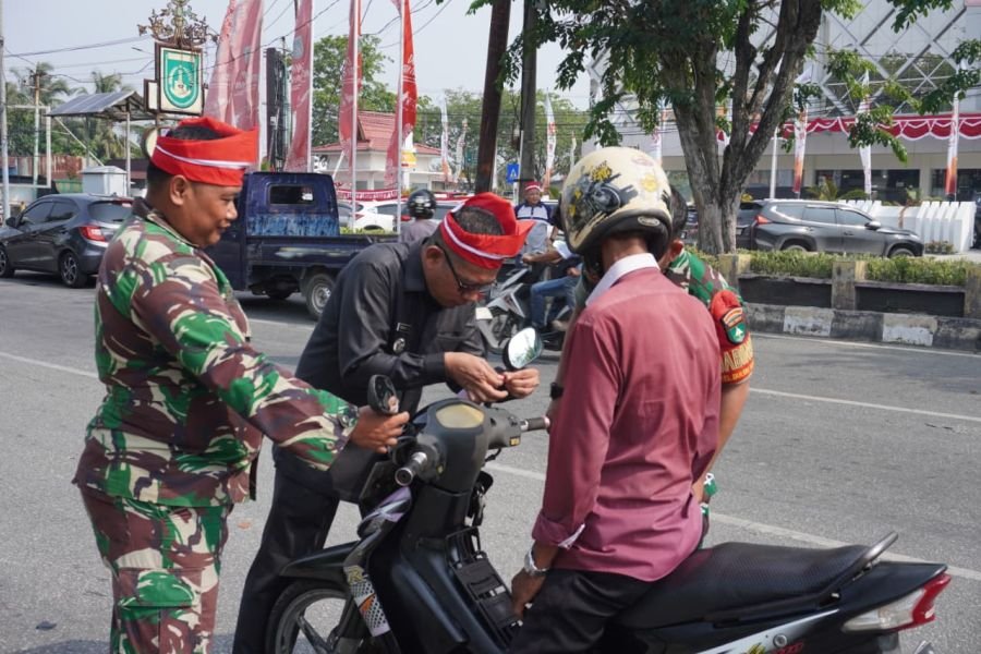 Semarak HUT ke-81 Republik Indonesia, UPIKA Dumai Kota dan PHRI Bagikan Bendera Merah Putih kepada
