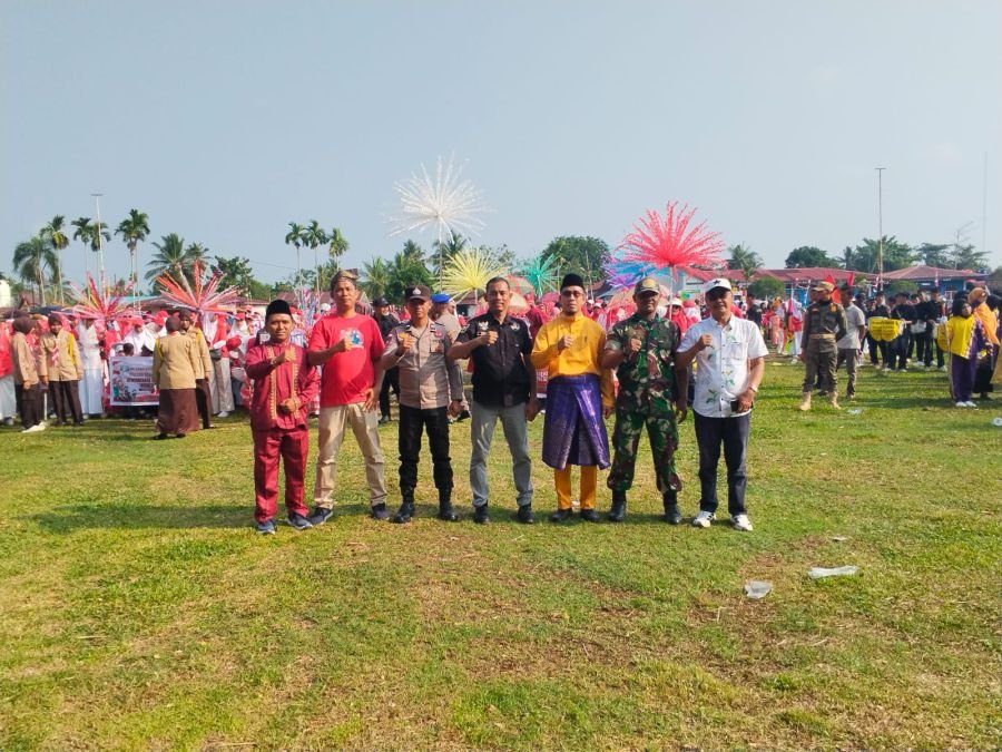 Semarak HUT ke-81 RI, Babinsa Koramil 06/Merbau Hadir di Tengah Karnaval Warga Teluk Belitung