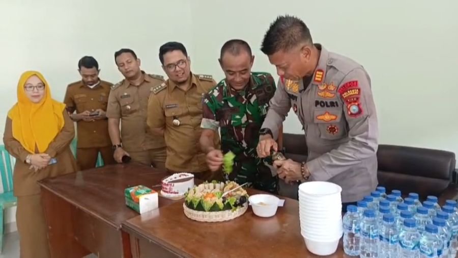 Semarak HUT ke-81 TNI, Camat dan Kapolsek Rumbai Beri Kejutan ke Makoramil 01/Rumbai