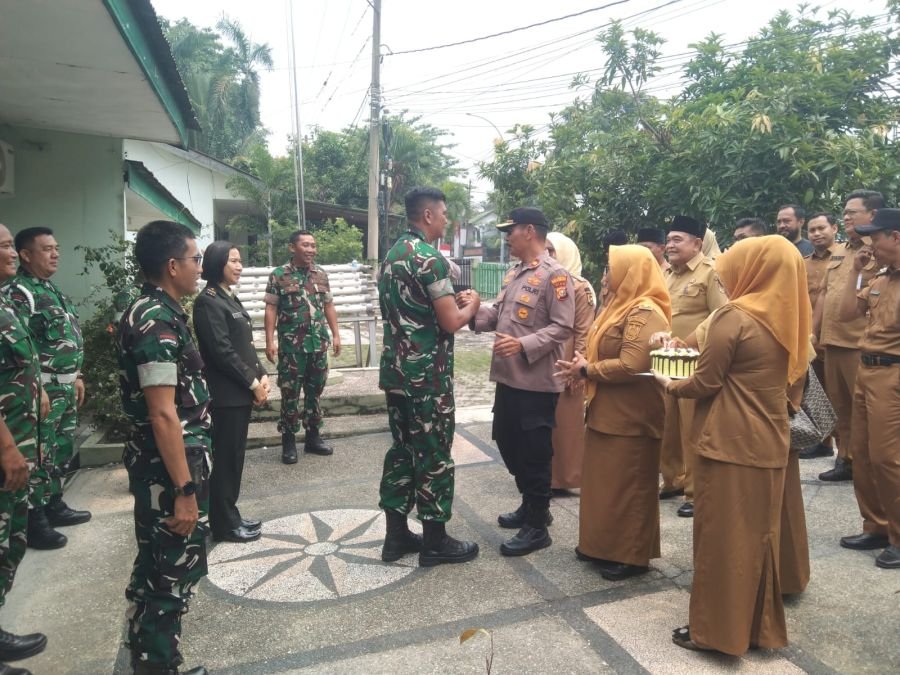 Semarak HUT ke-81 TNI, Forkopimcam dan Polsek Kompak Sambangi Koramil 05/Sail