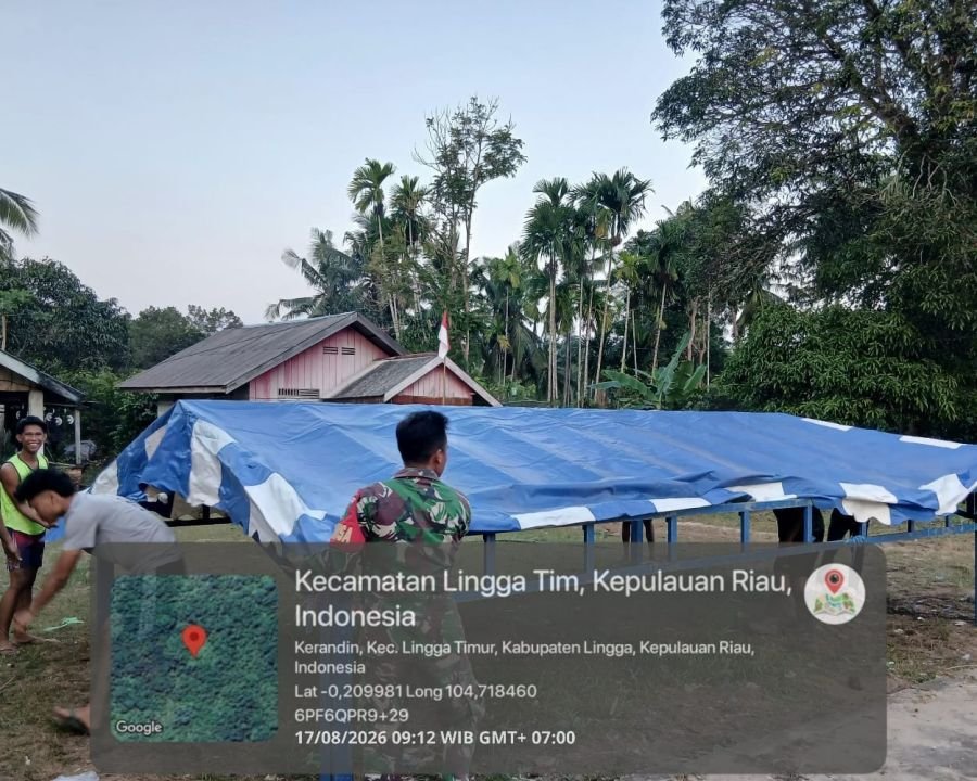 Semarak HUT RI ke-81, Babinsa dan Warga Kerandin Gotong Royong Dirikan Tenda untuk Jalan Santai