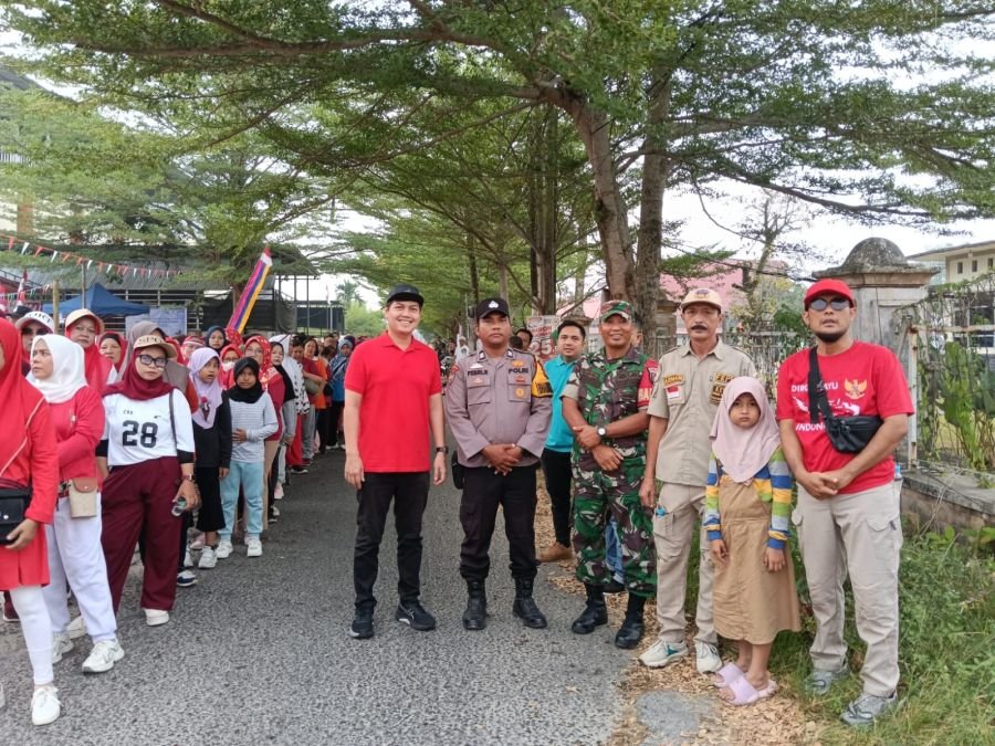 Semarak HUT RI ke-81, Babinsa Koramil 06/Sukajadi Ikuti Gerak Jalan Santai Bersama Warga Simpang Bar