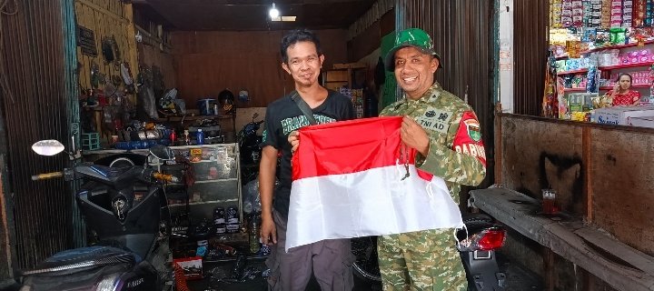 Semarak HUT RI ke-81, Camat dan Babinsa Tenayan Raya Ajak Pelaku Usaha Kibarkan Merah Putih