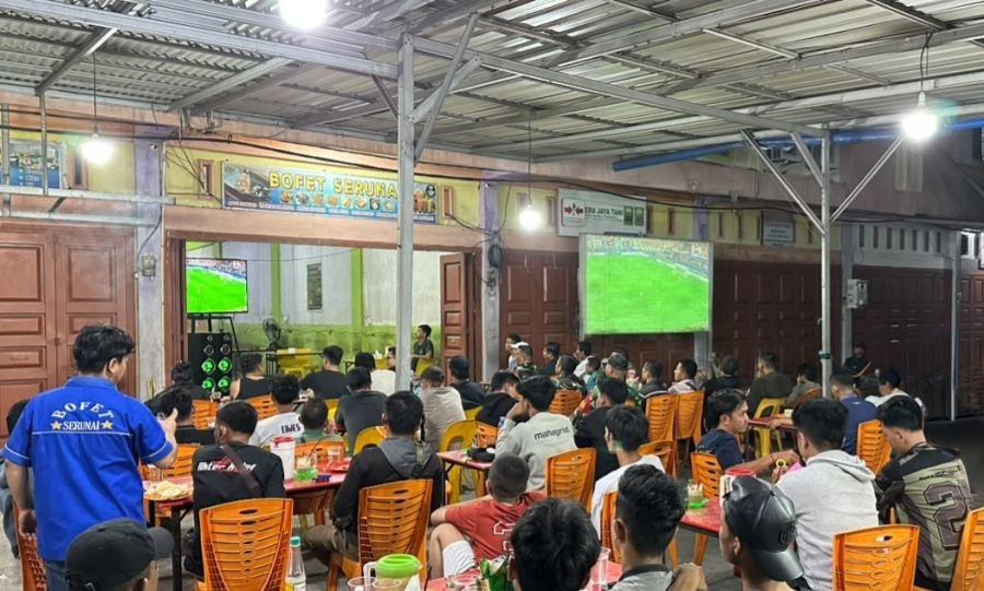 Semarak Piala Dunia 2026, Babinsa Koramil 16/Tapung,Berbaur dengan Warga dalam Nobar Gembira