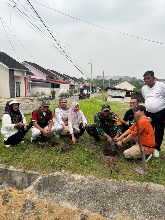 Semarak Sumpah Pemuda ke-98, Babinsa dan Warga Rejosari Bersatu Hijaukan Lingkungan Lewat Goro
