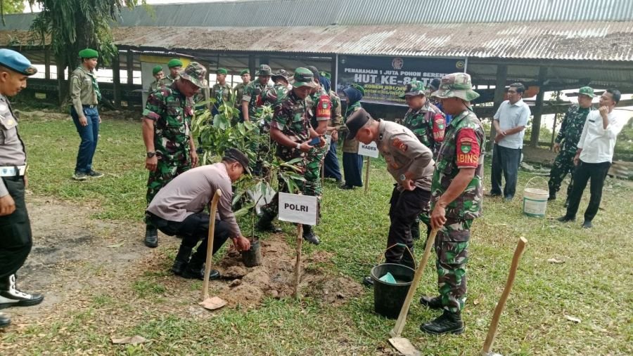 Semarak HUT TNI ke-81, Koramil 02/KT Gelar Penanaman Pohon di Kawasan Hutan Kota Pulau Bungin