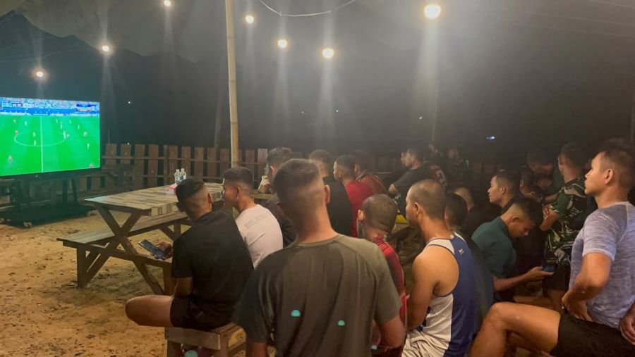 *Semarakkan Akhir Pekan, Prajurit Yonif TP 849/BS Gelar Nobar Bola Gembira di Kantin Satuan*