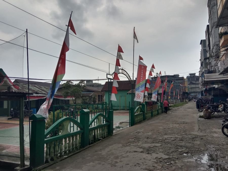 Semarakkan HUT ke-81 TNI, Personel Koramil 06/Kateman Pasang Umbul-Umbul dan Spanduk