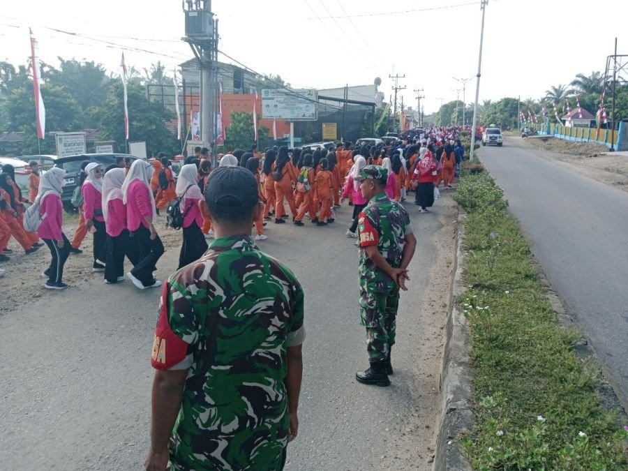 Semarakkan HUT RI ke-81, Babinsa dan Warga Tandun Gelar Jalan Santai dan Senam Bersama