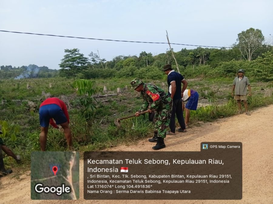 Semarakkan HUT RI ke-81, Babinsa Toapaya Utara Pimpin Gotong Royong Bersama Pemuda dan Masyarakat.