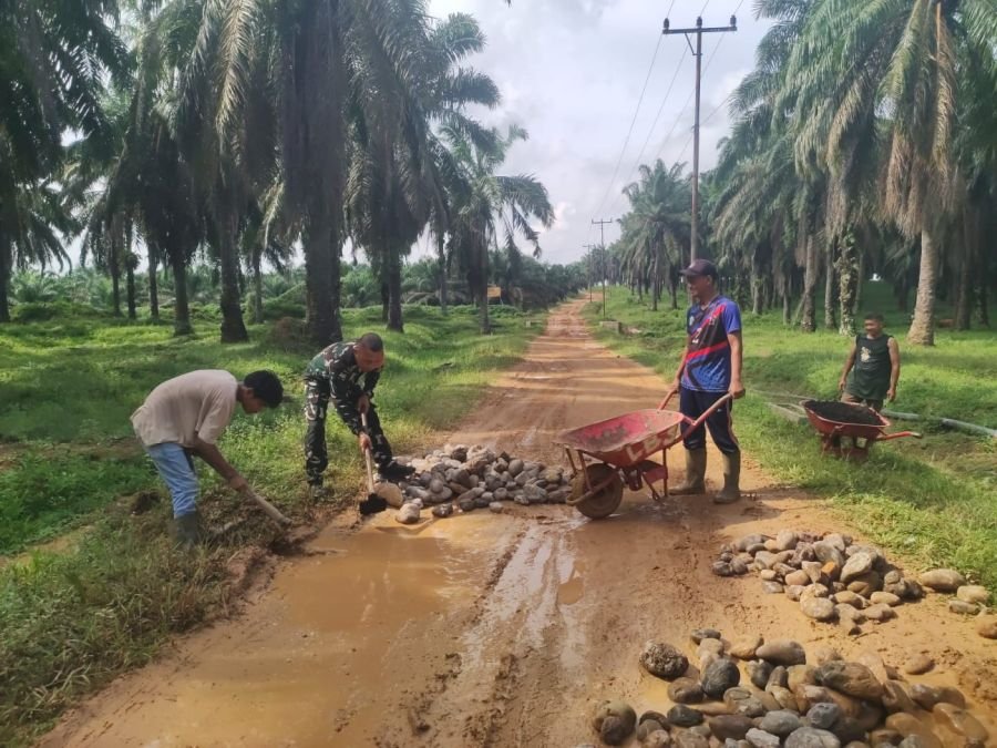 Sembari Gotong Royong Babinsa Tingkatkan Silaturahmi Bersama Warga.