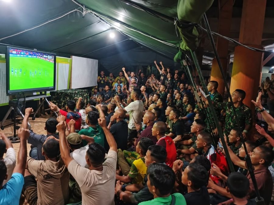 Semifinal Piala Dunia, Nobar Yonif TP 952/IB Meriahkan Kebersamaan Warga