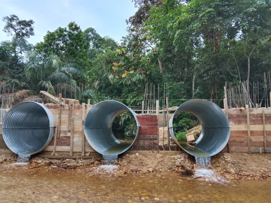 Sempurnakan Kerapatan Fondasi, Satgas Kodim 0313/KPR Pasang Mal Pengunci Sela-Sela Jembatan Ramco