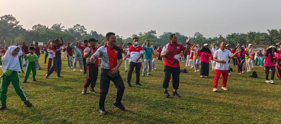Senam Bersama Babinsa dan Warga Meriahkan HUT RI ke-81 di Singingi Hilir
