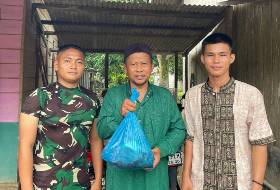 Sentuh Hati Rakyat, Yonif TP 849/BS Bagikan Daging Kurban ke Rumah Warga