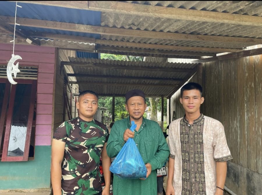 Sentuh Hati Rakyat, Yonif TP 849/BS Bagikan Daging Kurban ke Rumah Warga