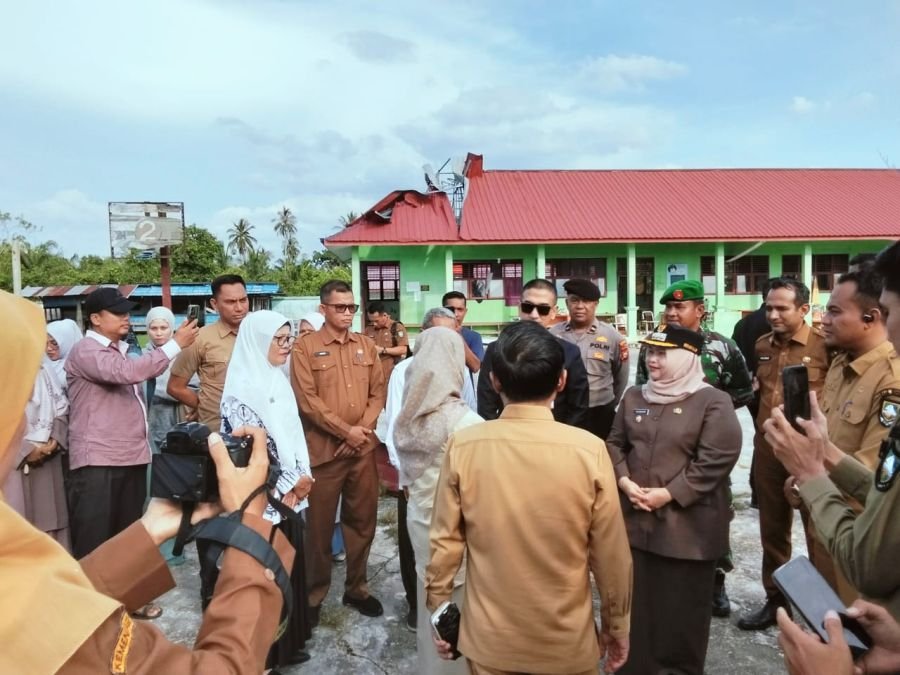 Sentuh Korban Bencana, Peltu Amir Mahmud Dampingi Bupati Bengkalis Serahkan Bantuan di Desa Api-Api