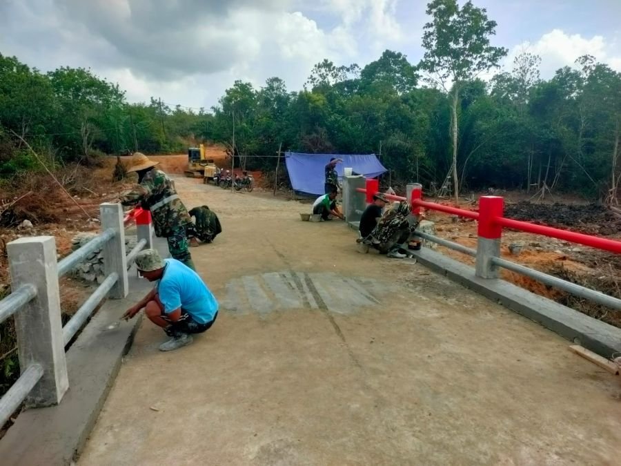 Sentuhan Akhir Jembatan Beton Garuda, Satgas Kodim 0315/Tanjungpinang Percepat Penyelesaian Demi Kel