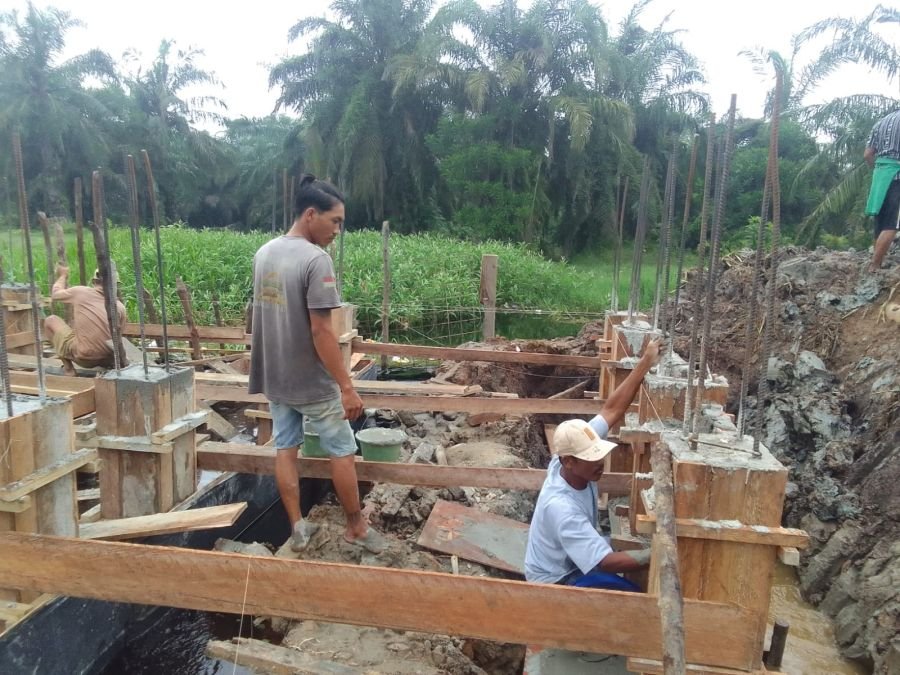 Sentuhan Babinsa dan Warga Pekaitan, Jembatan Garuda Mulai Terlihat Wujudnya