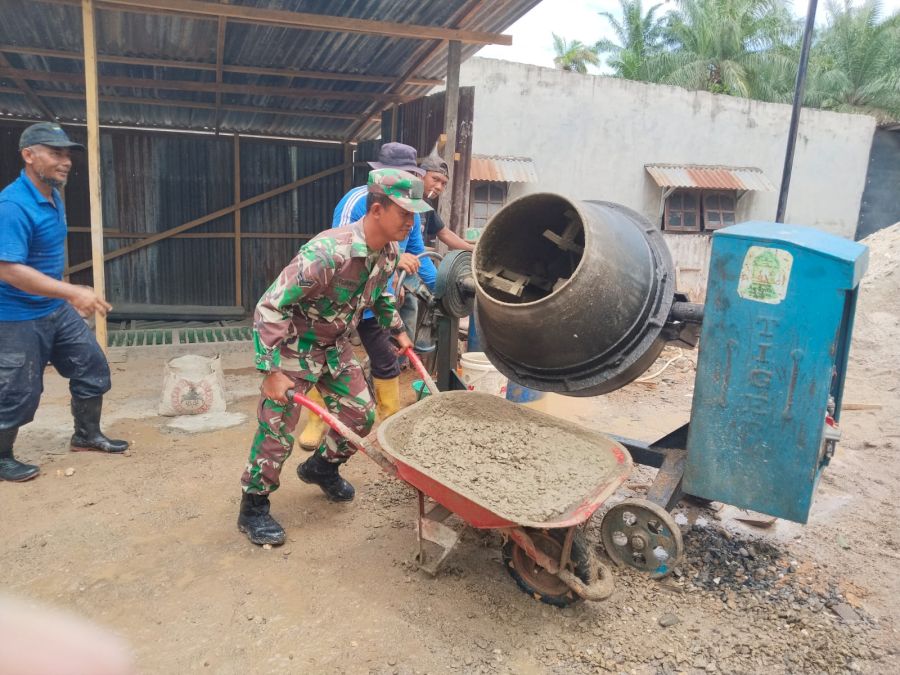 Sentuhan Hangat TNI di Bangko Pusako: Babinsa dan Warga Bahu-Membahu Dirikan Tempat Ibadah