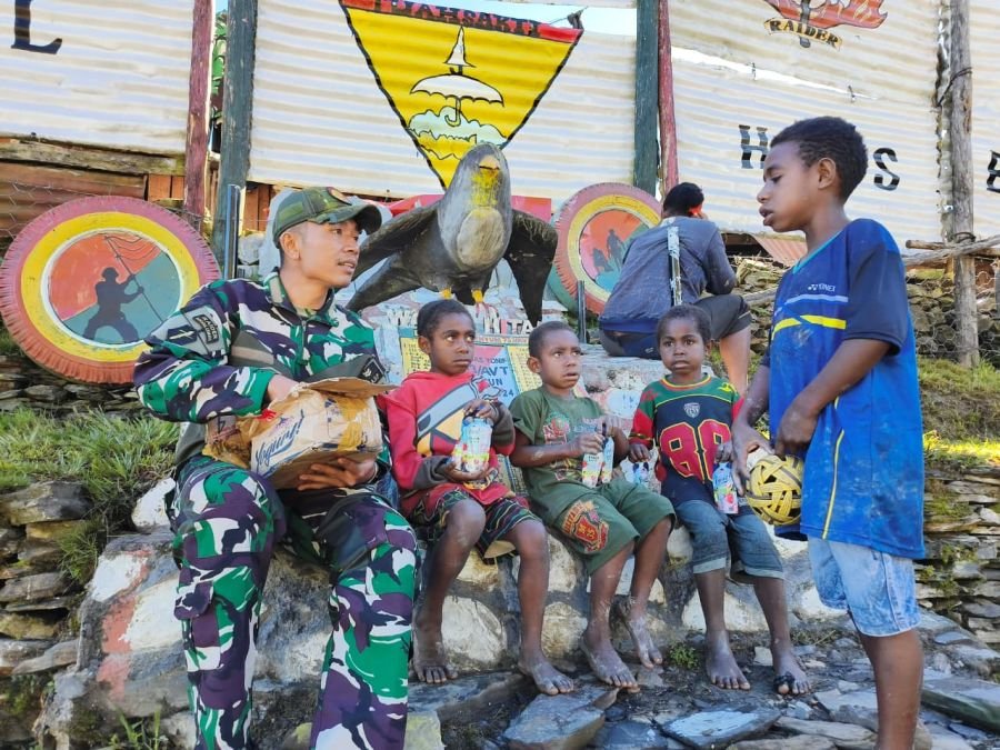 Sentuhan Tulus Satgas Yonif 136/TS di Puncak Senyum Menyatukan Hati Warga