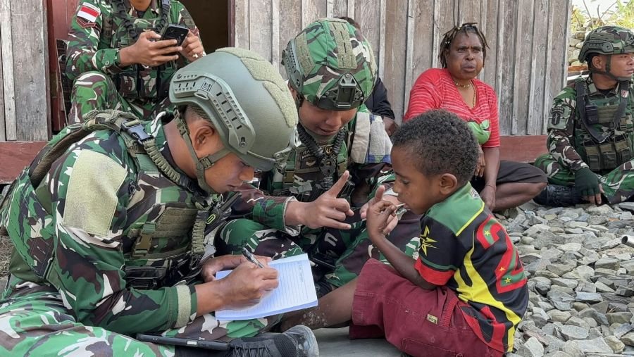 Senyum di Kampung Longgoneri, Hangatnya Kebersamaan Satgas Yonif 136/TS Bersama Warga