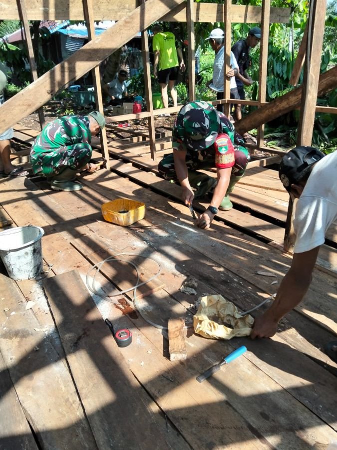 Babinsa Koramil 06/Kateman Gotong Royong Bantu Pembangunan Rumah Warga