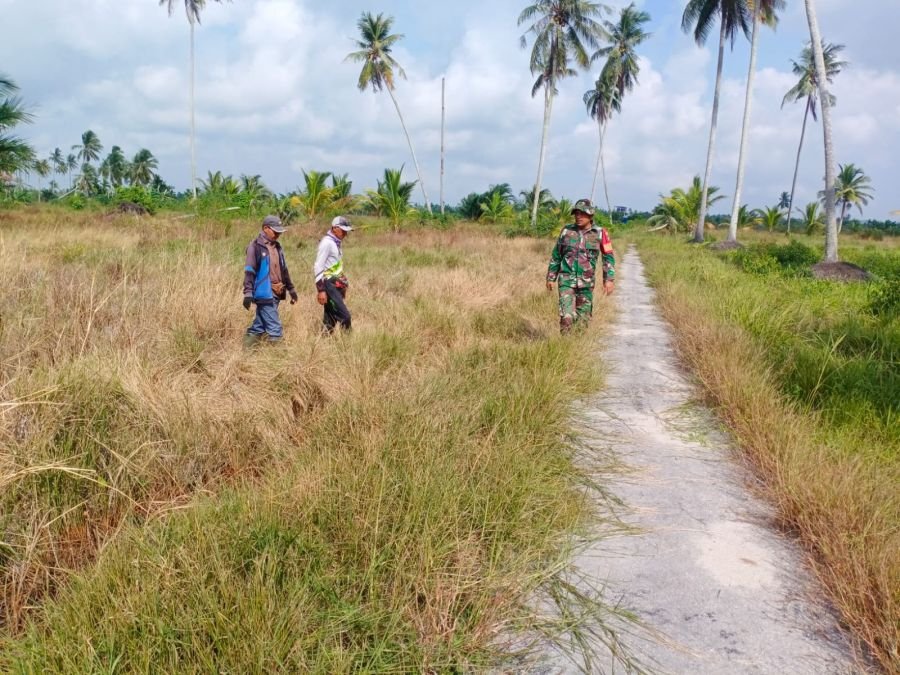 Seorang Babinsa mekar baru Mengajak masyarakat untuk berpatroli di kampung