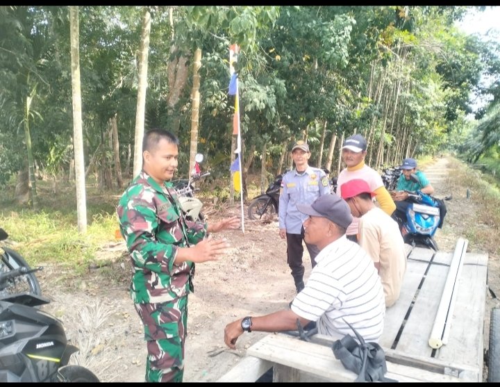 Seorang Babinsa Penyagun , mengajak masyarakat untuk menjaga lingkungan