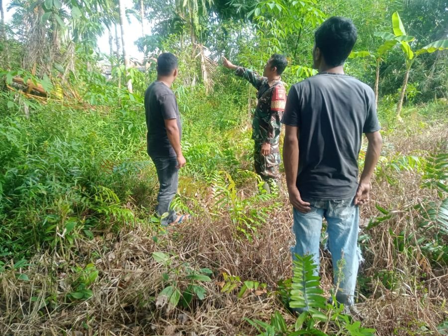 Seorang TNI mengandeng masyarakat untuk Cegah Api