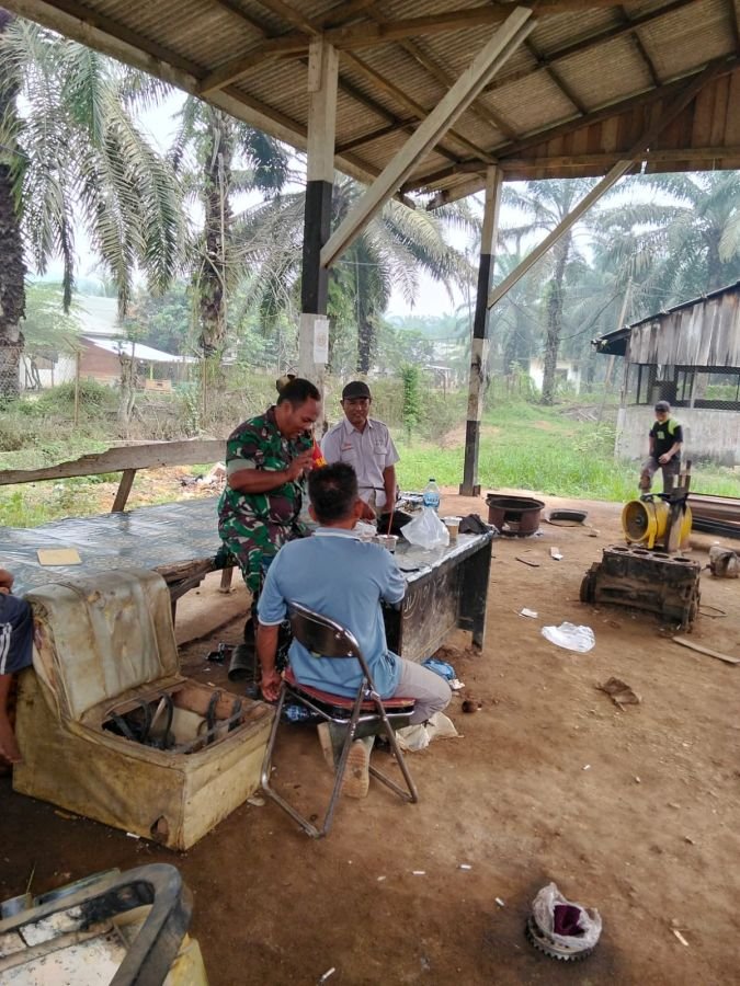 Serap Aspirasi Lini Bawah, Babinsa Koramil 03/Seberida Sambangi Warga Cenaku Kecil