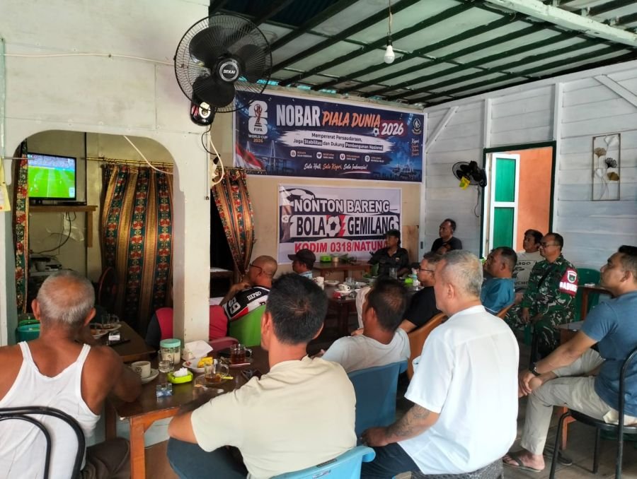 Serasan – Dalam upaya mempererat hubungan dengan masyarakat, Babinsa Koramil 06/Serasan Kodim 0318/N
