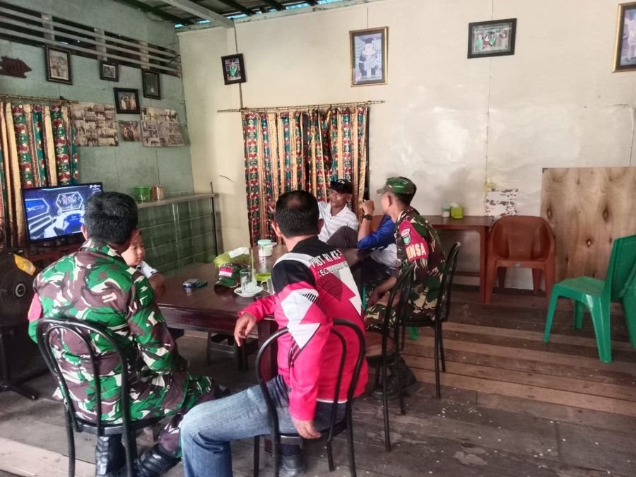 SERASAN – Dalam upaya mempererat hubungan dengan masyarakat, Babinsa Koramil 06/Serasan Kodim 0318/N
