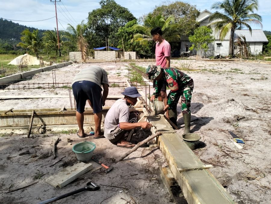 Serasan Timur – Dalam upaya mendukung percepatan pembangunan di wilayah binaan, Babinsa Koramil 06/S