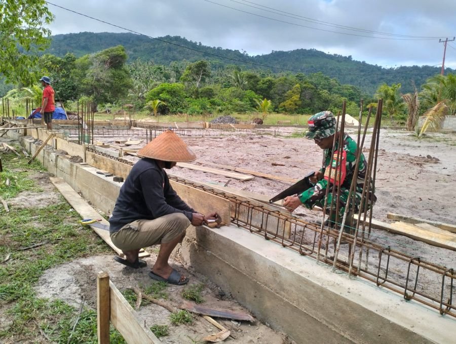 SERASAN TIMUR – Dalam upaya mendukung percepatan pembangunan di wilayah binaan, Babinsa Koramil 06/S