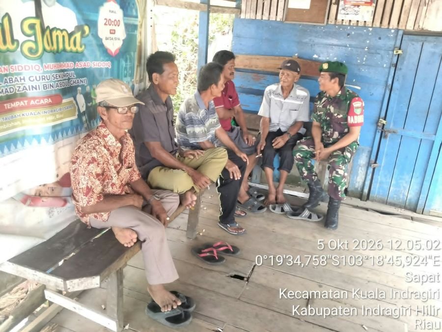 Serda Ali B. Harahap, Babinsa Koramil 04/Kuindra Jalin Silaturahmi dengan Warga Sapat Lewat Komsos