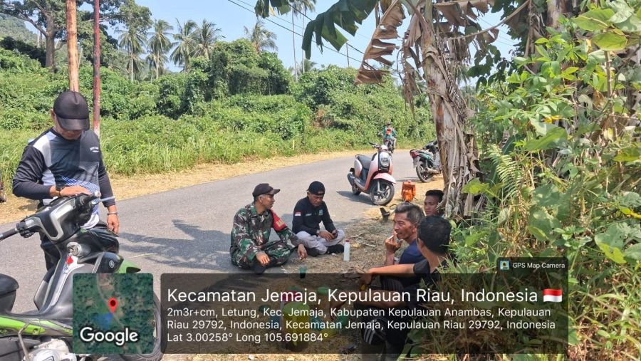 Serda Binran Bersama Warga Bersihkan Bahu Jalan, Ingatkan Bahaya Bakar Sampah