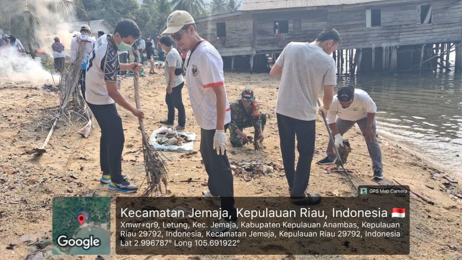 Serda Binran dan Warga Bersihkan Sampah di Pantai Teluk Kumbi, Edukasi Nelayan Jaga Laut
