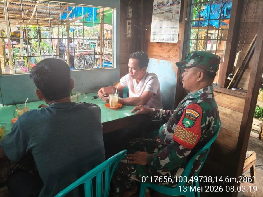 Serda Chandra Bastian Bangun Kedekatan Warga Lewat Komsos di Pasar Kelurahan Pelangiran