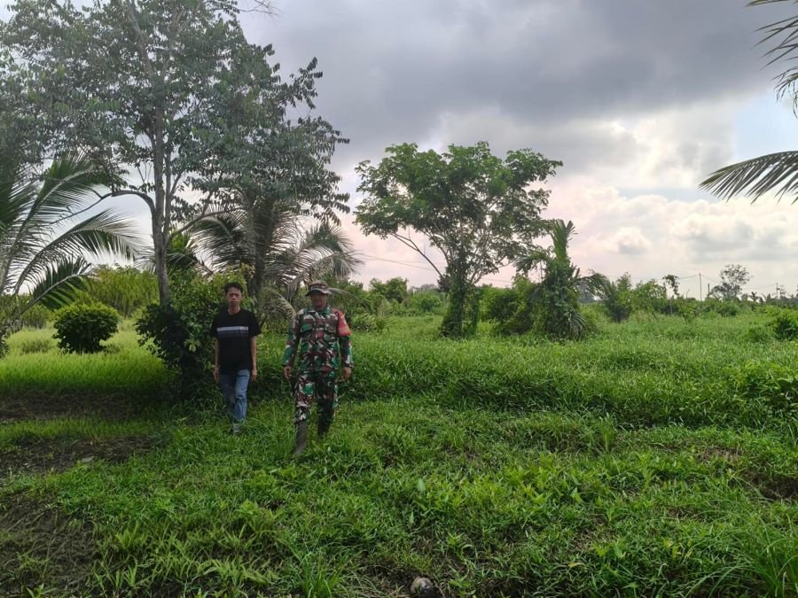 Serda Chandra Bastian Bersama Warga Kelurahan Laksanakan Patroli Tapal Batas Cegah Karhutla